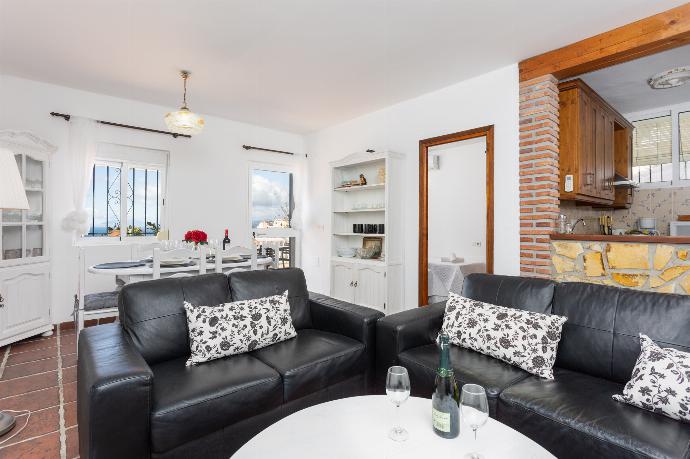 Open-plan living room with sofas, dining area, kitchen, ornamental fireplace, A/C, WiFi internet, satellite TV, and sea views . - Villa Casa Gebemir . (Fotogalerie) }}