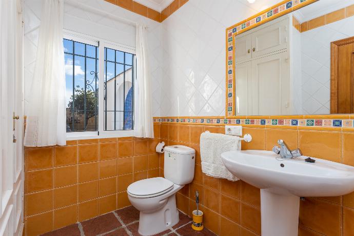 Family bathroom with bath and shower . - Villa Casa Gebemir . (Galería de imágenes) }}