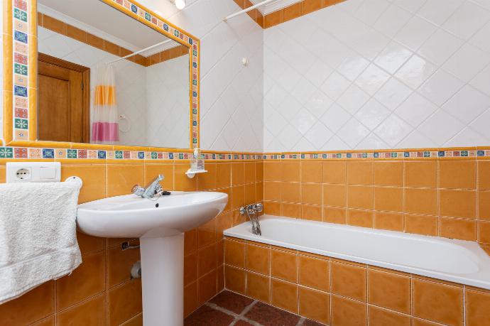 Family bathroom with bath and shower . - Villa Casa Gebemir . (Photo Gallery) }}