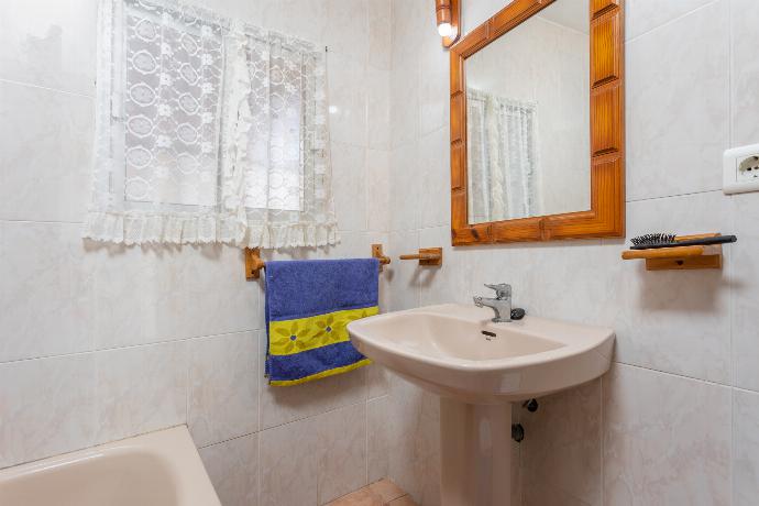 Family bathroom with bath and shower . - Villa Casa Gebemir . (Photo Gallery) }}