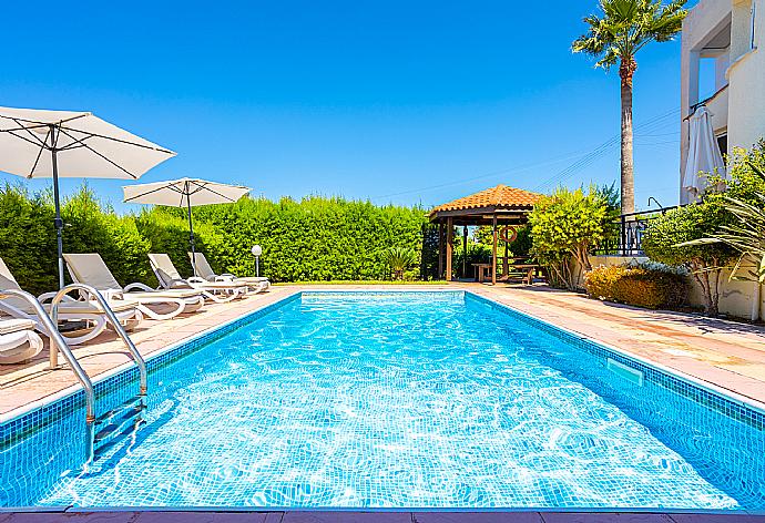 Private pool, terrace, and garden . - Villa Sotiroula . (Galería de imágenes) }}