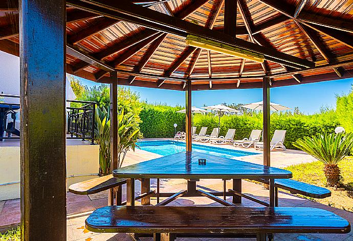 Terrace area with Pergola . - Villa Sotiroula . (Fotogalerie) }}