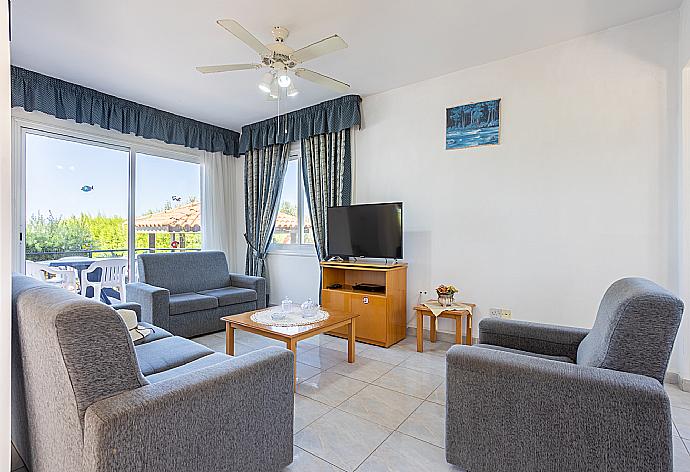 Living room with sofas, WiFi internet, and satellite TV . - Villa Sotiroula . (Galleria fotografica) }}