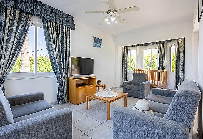 Living room with sofas, WiFi internet, and satellite TV . - Villa Sotiroula . (Galerie de photos) }}