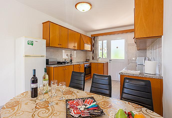 Equipped kitchen with dining area . - Villa Sotiroula . (Galerie de photos) }}