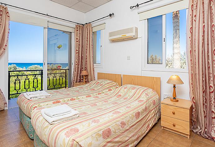 Twin bedroom with en suite bathroom, A/C, sea views, and balcony access . - Villa Sotiroula . (Галерея фотографий) }}