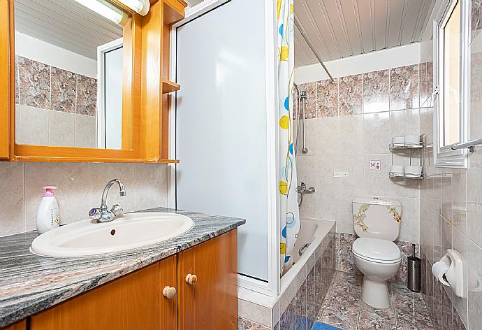 Family bathroom with bath and shower . - Villa Sotiroula . (Photo Gallery) }}