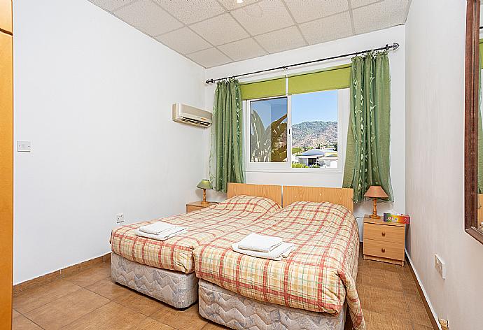 Twin bedroom with A/C . - Villa Sotiroula . (Galerie de photos) }}