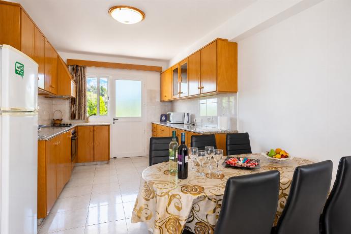 Equipped kitchen with dining area . - Villa Sotiroula . (Galleria fotografica) }}