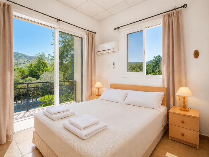 Double bedroom with A/C . - Villa Sotiroula . (Galleria fotografica) }}