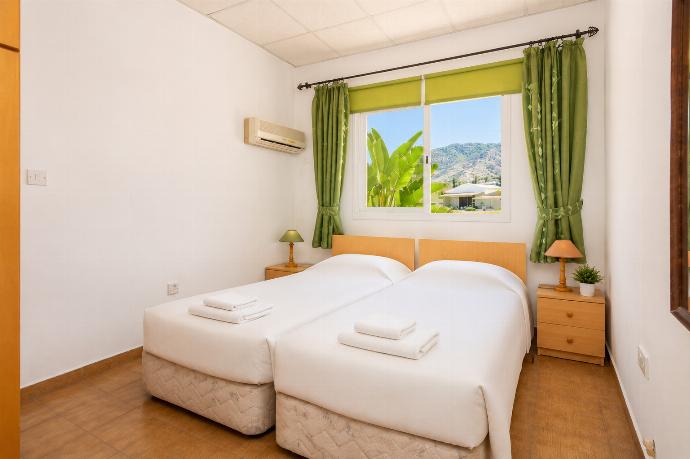 Twin bedroom with A/C . - Villa Sotiroula . (Galleria fotografica) }}