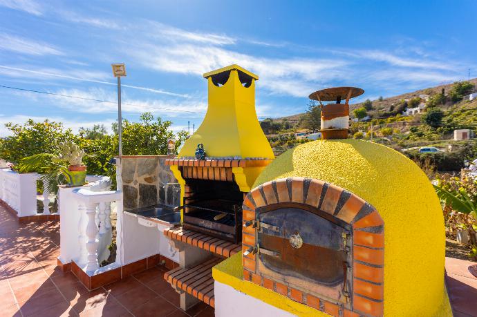 Terrace area with BBQ . - Villa Rayao . (Galerie de photos) }}