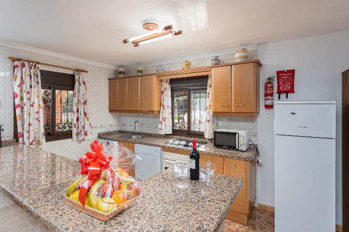 Equipped kitchen . - Villa Rayao . (Fotogalerie) }}