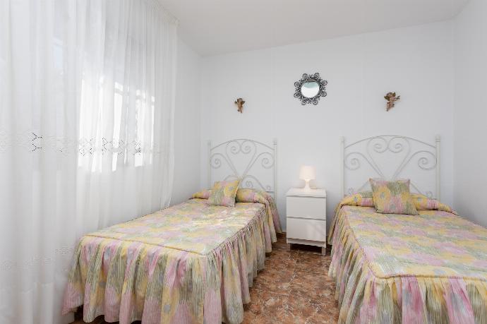 Twin bedroom with A/C . - Villa Rayao . (Galería de imágenes) }}