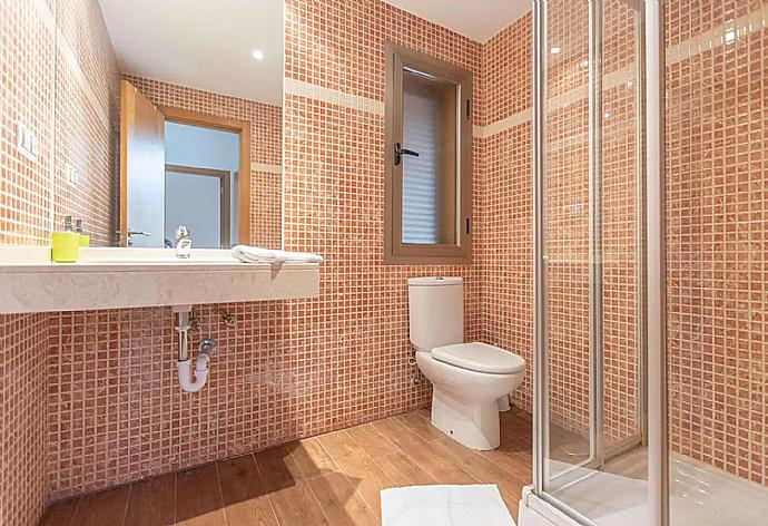 En suite bathroom with shower . - Villa Teresa . (Photo Gallery) }}