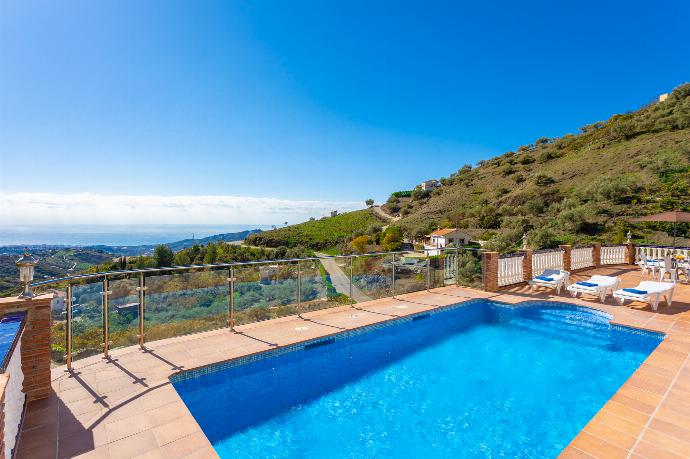 Private pool and terrace with sea views . - Villa El Pedregal . (Галерея фотографий) }}