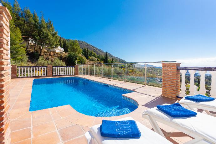 Private pool and terrace with sea views . - Villa El Pedregal . (Fotogalerie) }}