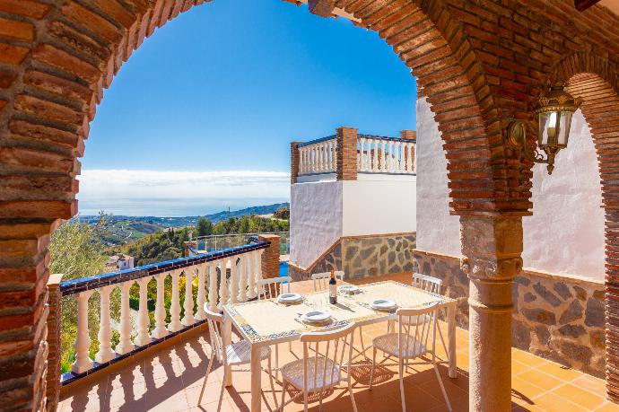 Terrace area . - Villa El Pedregal . (Галерея фотографий) }}