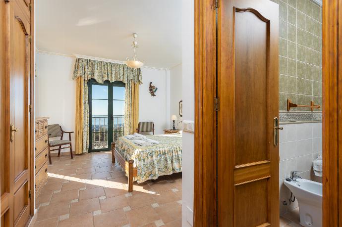 Double bedroom with en suite bathroom, A/C, sea views, and terrace access  . - Villa El Pedregal . (Galerie de photos) }}