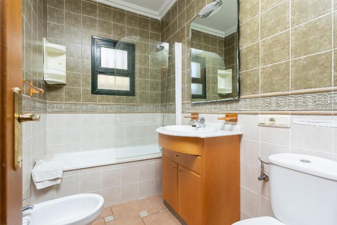 En suite bathroom with bath and shower . - Villa El Pedregal . (Galleria fotografica) }}