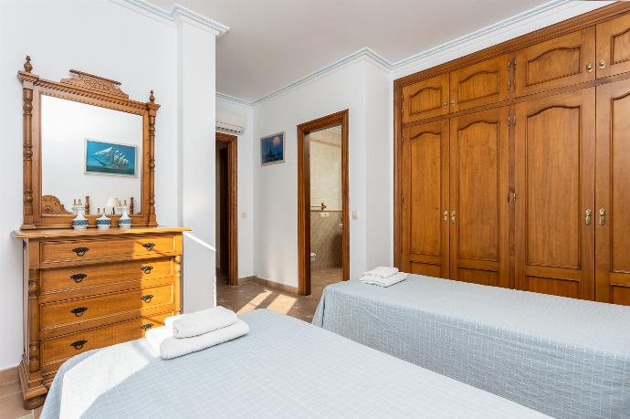 Twin bedroom with en suite bathroom, A/C, sea views, and balcony access . - Villa El Pedregal . (Galleria fotografica) }}