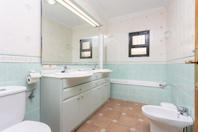 Family bathroom with bath and shower . - Villa El Pedregal . (Photo Gallery) }}