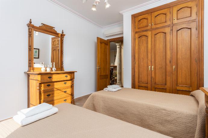 Twin bedroom with A/C, sea views, and balcony access . - Villa El Pedregal . (Galleria fotografica) }}