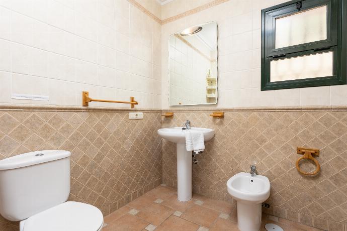 En suite bathroom with shower . - Villa El Pedregal . (Galería de imágenes) }}