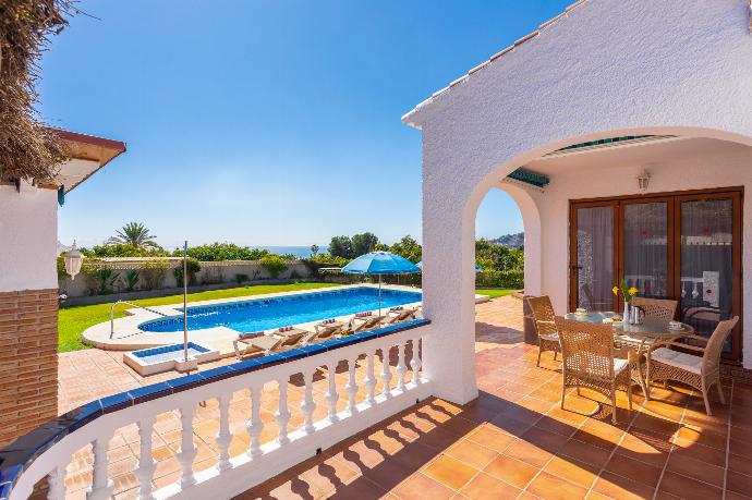 Private pool, terrace, and garden with sea views . - Villa Alta Vista . (Fotogalerie) }}