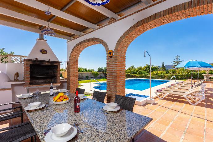 Sheltered terrace area with BBQ . - Villa Alta Vista . (Fotogalerie) }}