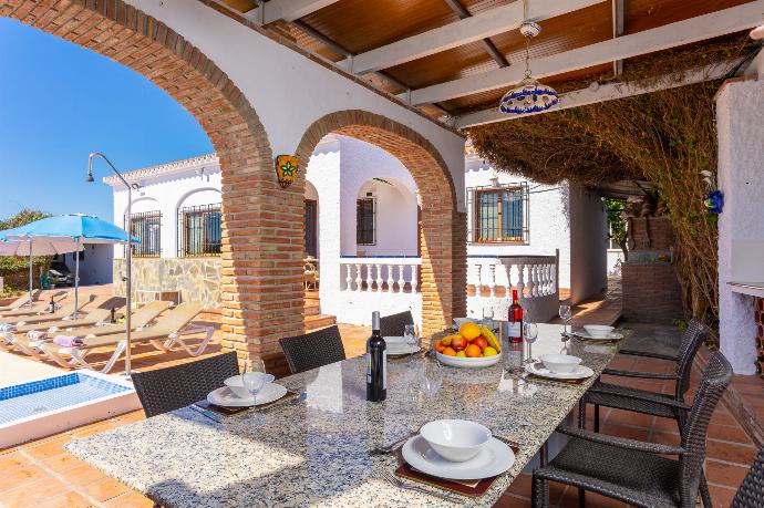 Sheltered terrace area with BBQ . - Villa Alta Vista . (Galerie de photos) }}