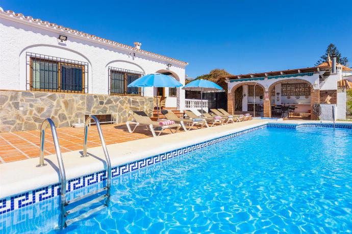 Beautiful villa with private pool, terrace, and garden with sea views . - Villa Alta Vista . (Galleria fotografica) }}