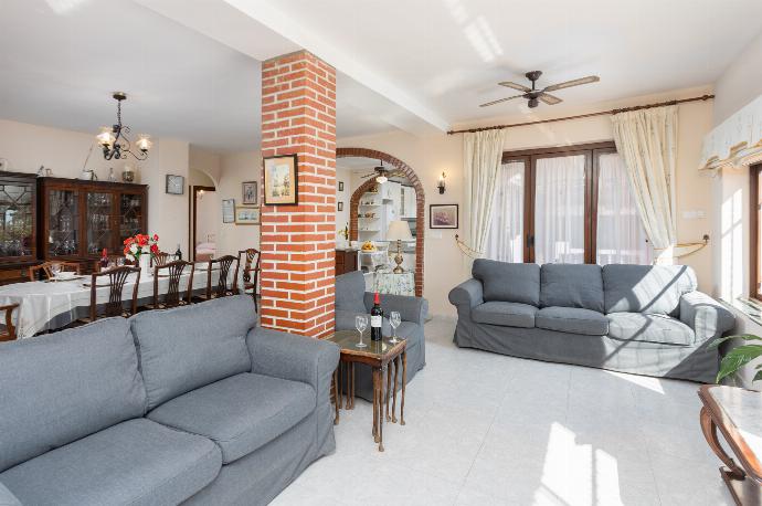 Open-plan living room with sofas, dining area, kitchen, ornamental fireplace, A/C, WiFi internet, satellite TV, and sea views . - Villa Alta Vista . (Fotogalerie) }}