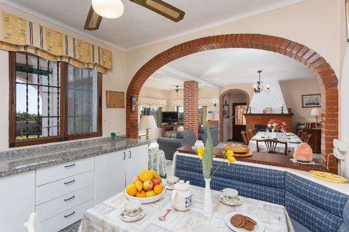 Open-plan living room with sofas, dining area, kitchen, ornamental fireplace, A/C, WiFi internet, satellite TV, and sea views . - Villa Alta Vista . (Fotogalerie) }}