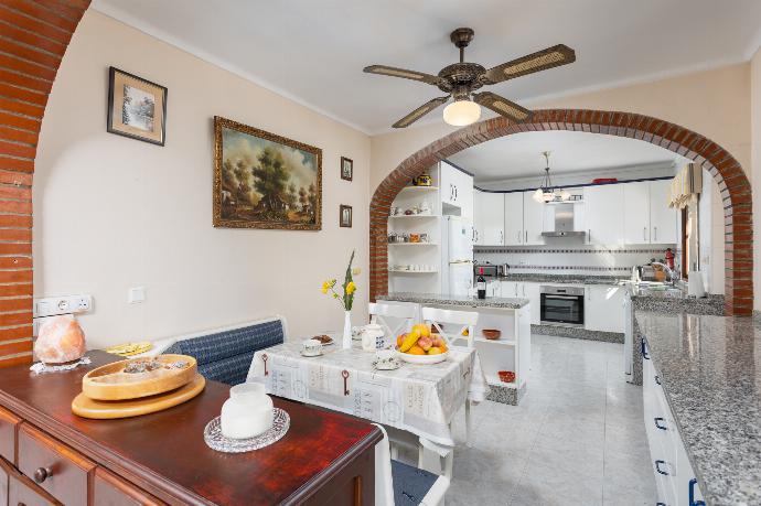 Open-plan living room with sofas, dining area, kitchen, ornamental fireplace, A/C, WiFi internet, satellite TV, and sea views . - Villa Alta Vista . (Galería de imágenes) }}