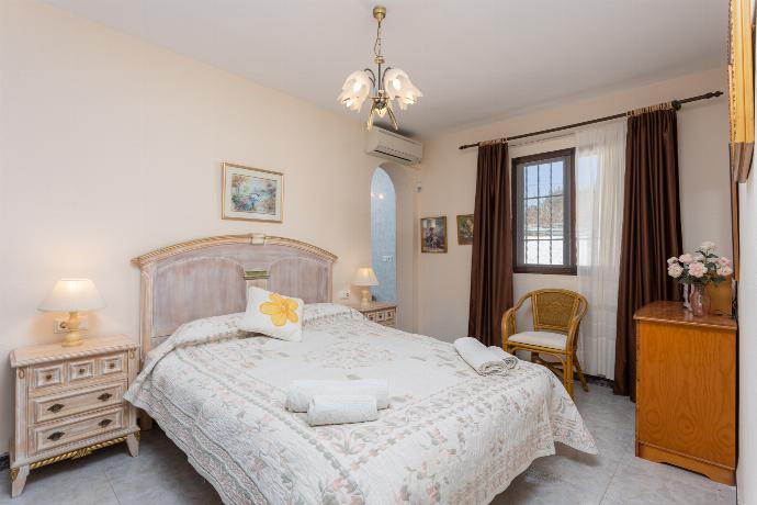 Double bedroom with en suite bathroom and A/C . - Villa Alta Vista . (Photo Gallery) }}