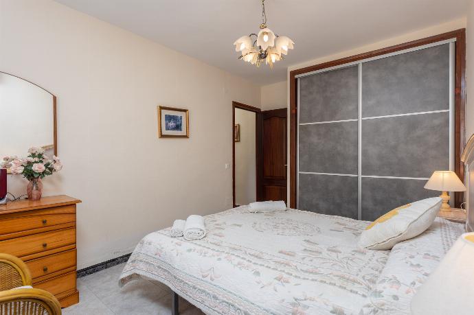 Double bedroom with en suite bathroom and A/C . - Villa Alta Vista . (Galerie de photos) }}