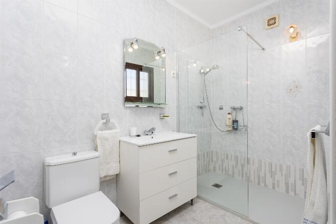 En suite bathroom with shower . - Villa Alta Vista . (Galleria fotografica) }}