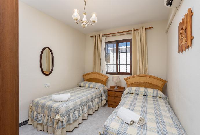 Twin bedroom with A/C . - Villa Alta Vista . (Галерея фотографий) }}
