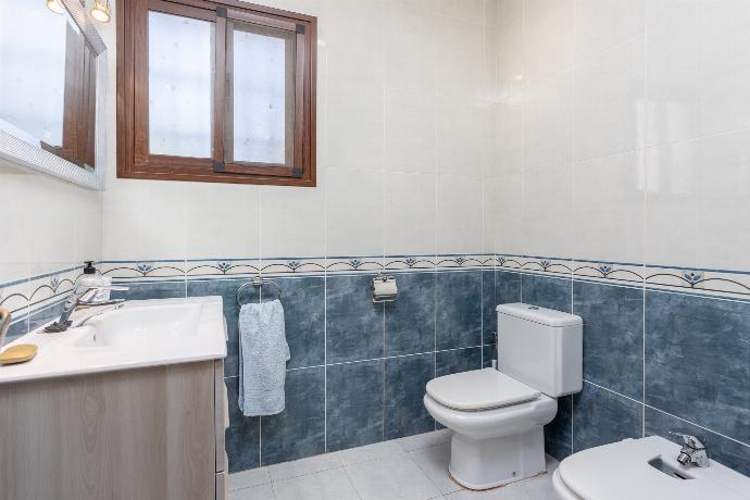 Family bathroom with bath and shower . - Villa Alta Vista . (Galería de imágenes) }}