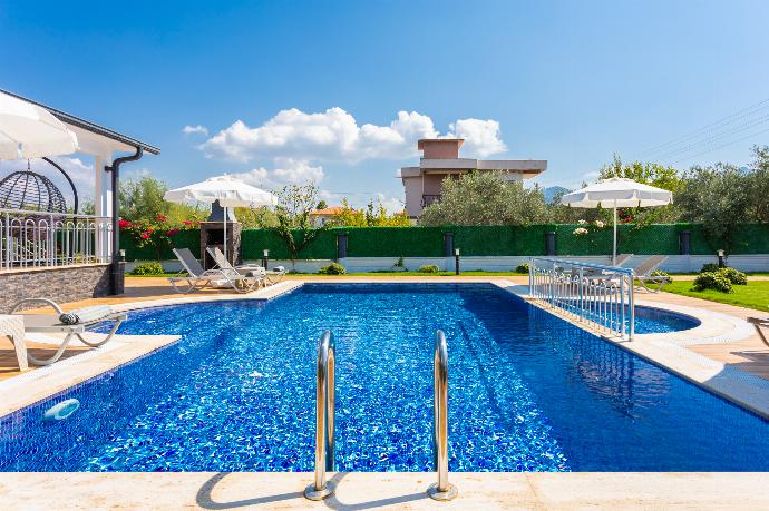 Private pool, terrace, and garden . - Villa Delfin . (Galerie de photos) }}