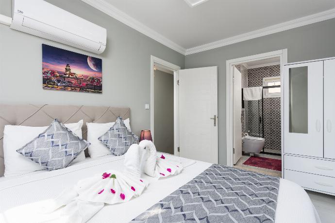 Double bedroom with en suite bathroom and A/C . - Villa Delfin . (Galerie de photos) }}