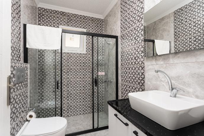 En suite bathroom with shower . - Villa Delfin . (Galleria fotografica) }}