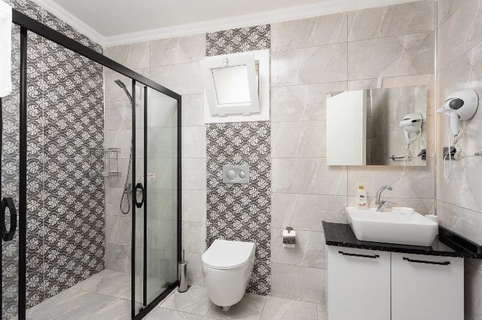 En suite bathroom with shower . - Villa Delfin . (Galería de imágenes) }}