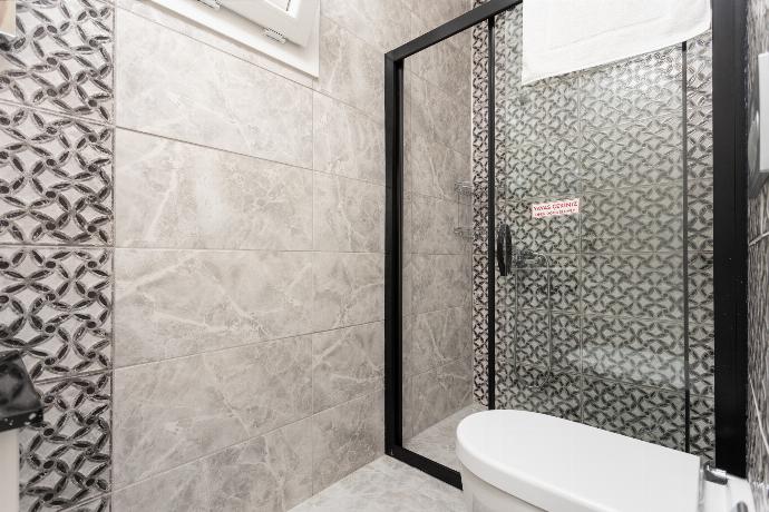 En suite bathroom with shower . - Villa Delfin . (Galleria fotografica) }}