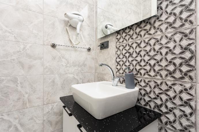 En suite bathroom with shower . - Villa Delfin . (Galerie de photos) }}