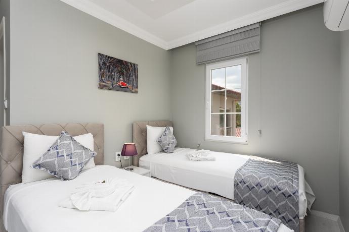 Twin bedroom with en suite bathroom and A/C . - Villa Delfin . (Photo Gallery) }}