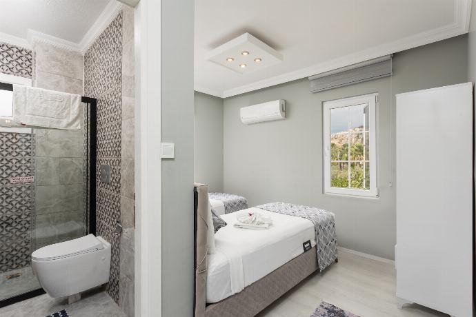 Twin bedroom with en suite bathroom and A/C . - Villa Delfin . (Fotogalerie) }}