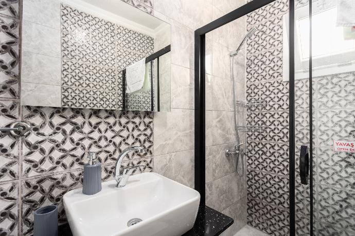 En suite bathroom with shower . - Villa Delfin . (Galleria fotografica) }}