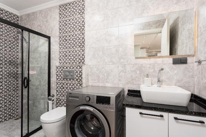 Family bathroom with shower . - Villa Delfin . (Fotogalerie) }}